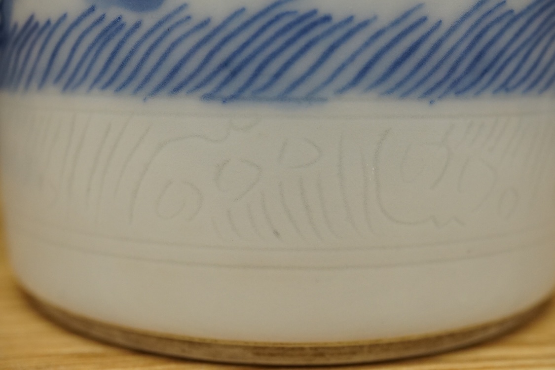 A small Chinese blue and white Rolwagen vase, 27cm